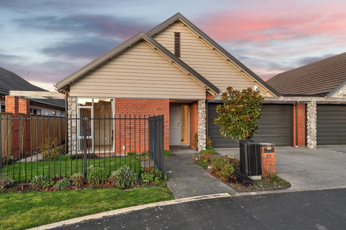 35 Henley Green, Northwood, Christchurch - Carousel 1