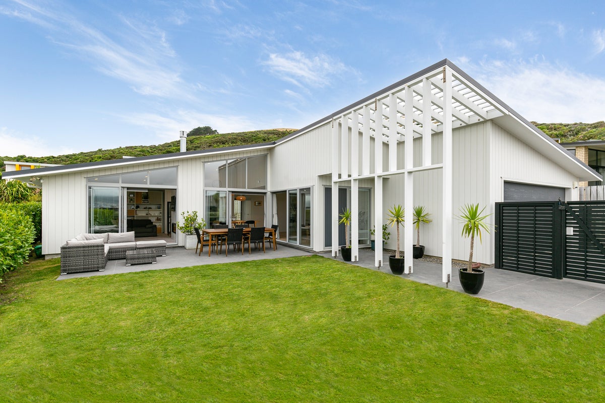 41 Red Beech Avenue, Woodridge, Wellington - Carousel 1