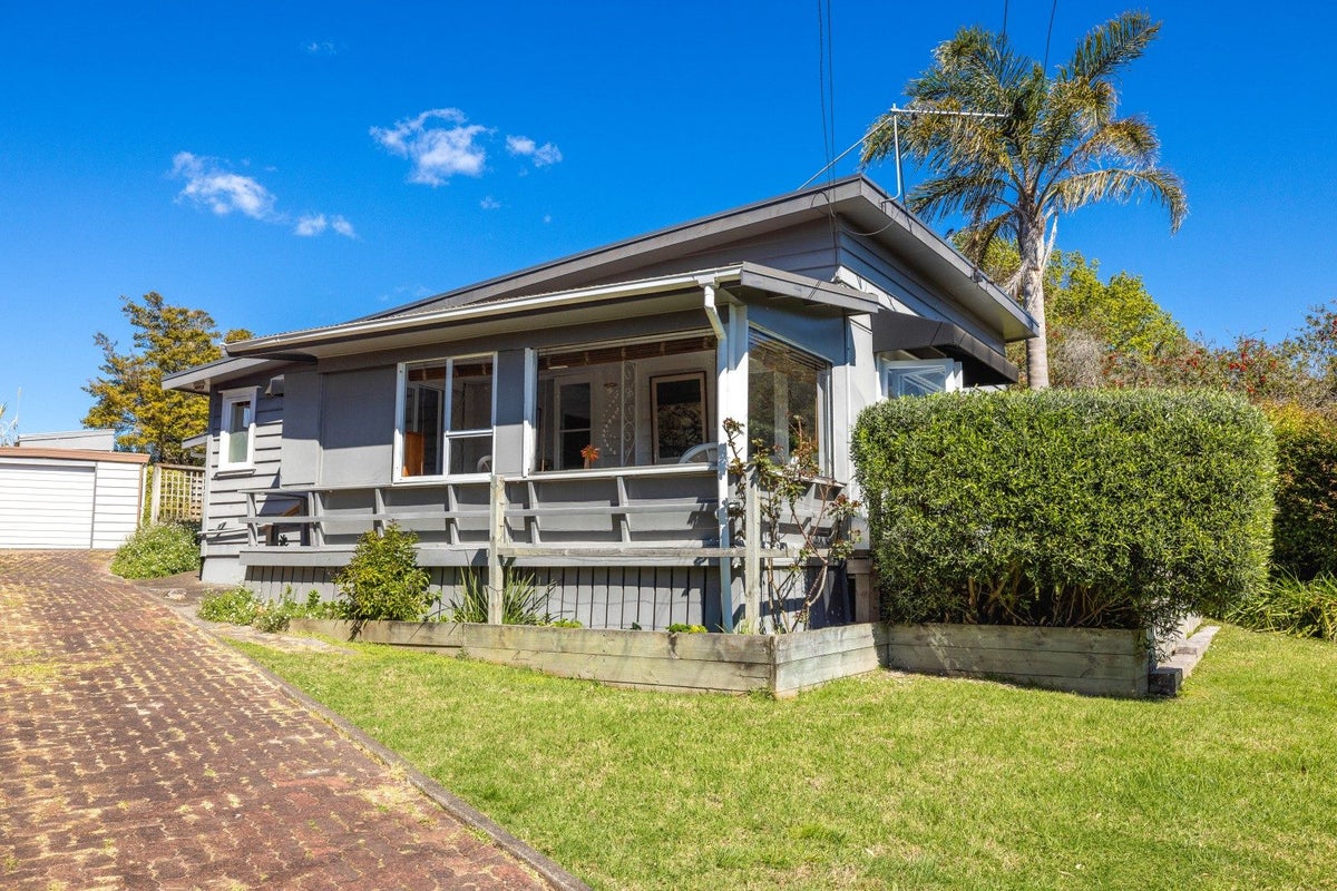 14 Jellicoe Parade, Surfdale, Waiheke Island, Auckland - Carousel 1