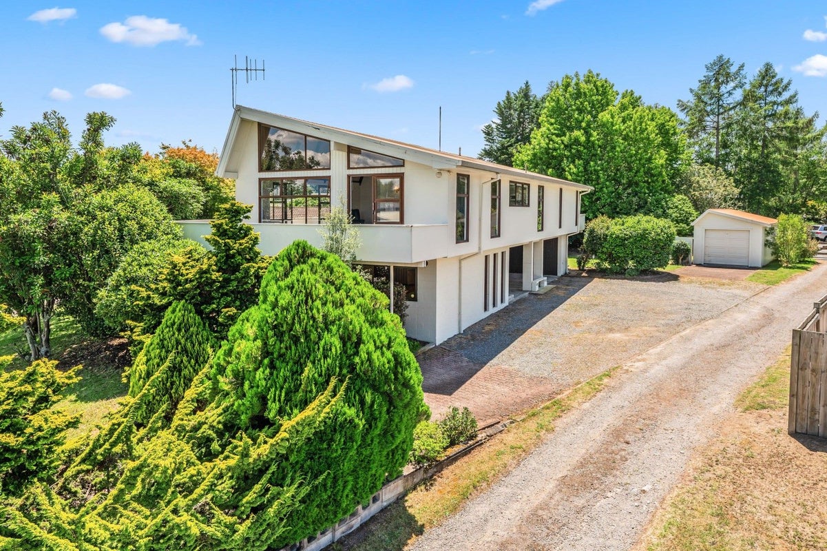 10 Gibbs Place, Kinloch, Taupo - Carousel 1