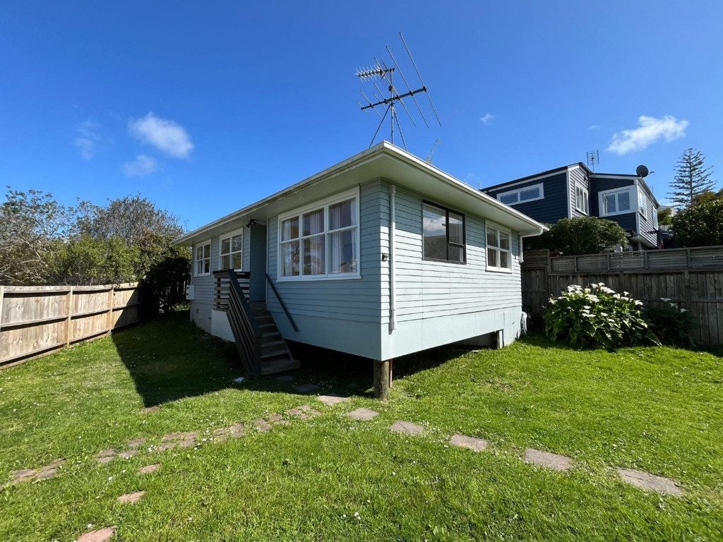6 Firle Place, Green Bay, Auckland - Carousel 1