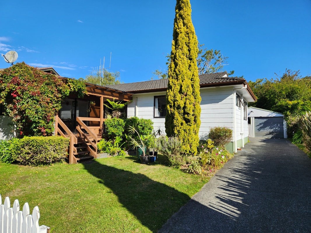 40 Gemstone Drive, Birchville, Upper Hutt - Carousel 1