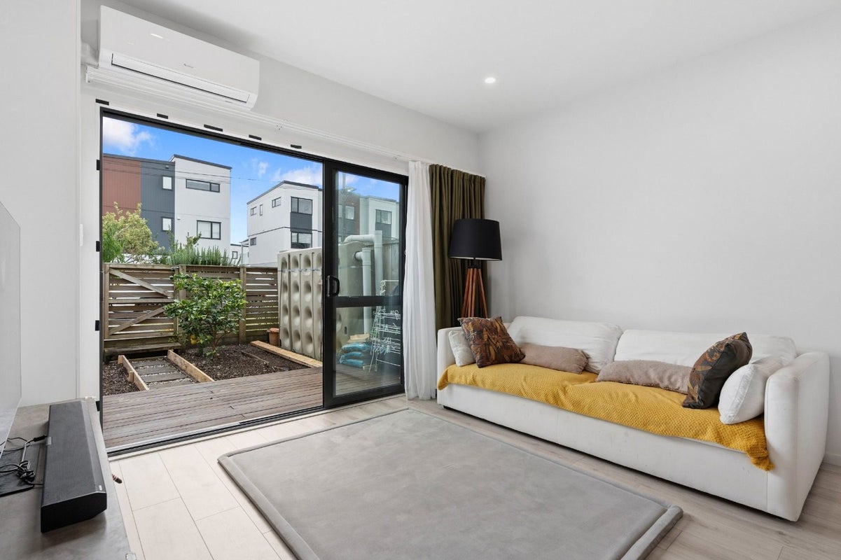 6/2 Abbotleigh Avenue, Te Atatu Peninsula, Auckland - Carousel 1