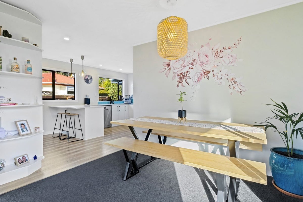9 Laredo Grove, Totara Park, Upper Hutt - Carousel 1