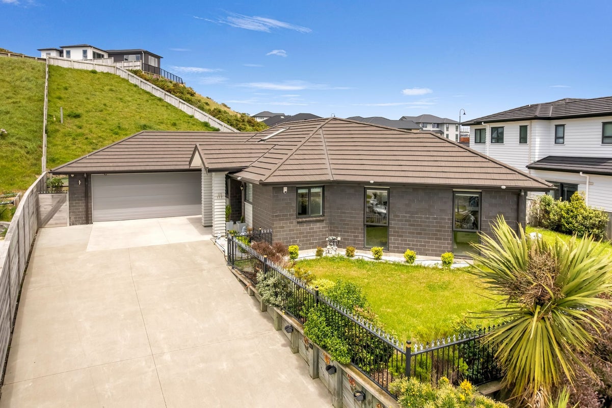 117 Queen Charlotte Drive, Aotea, Porirua - Carousel 1