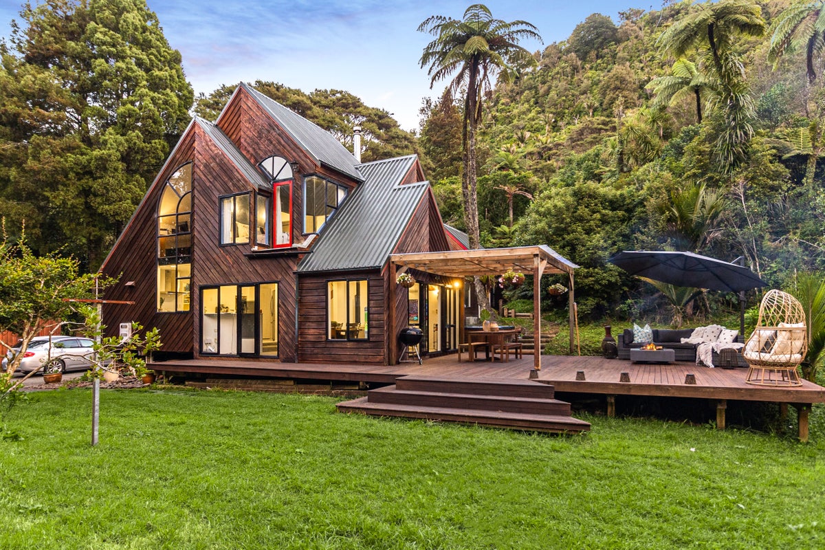424 Scenic Drive, Waiatarua, Auckland - Carousel 1