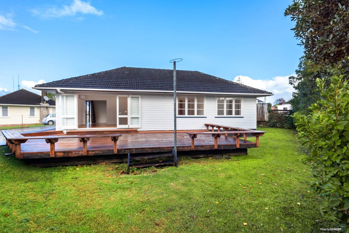 11 Kervil Avenue, Te Atatu Peninsula, Auckland - Carousel 2