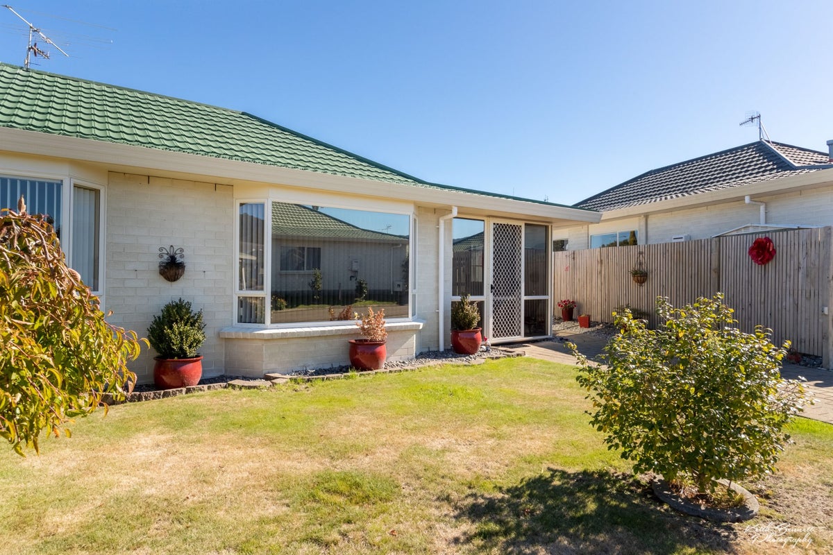 2/17 JOHN ST, TRENTHAM, UPPER HUTT - Carousel 1