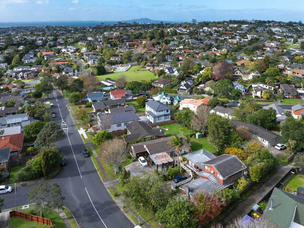 121 Oaktree Avenue, Browns Bay, Auckland - Carousel 13