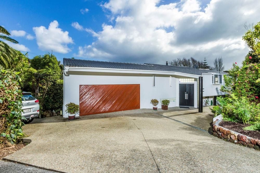 4 Whitby Crescent, Mairangi Bay, Auckland - Carousel 1