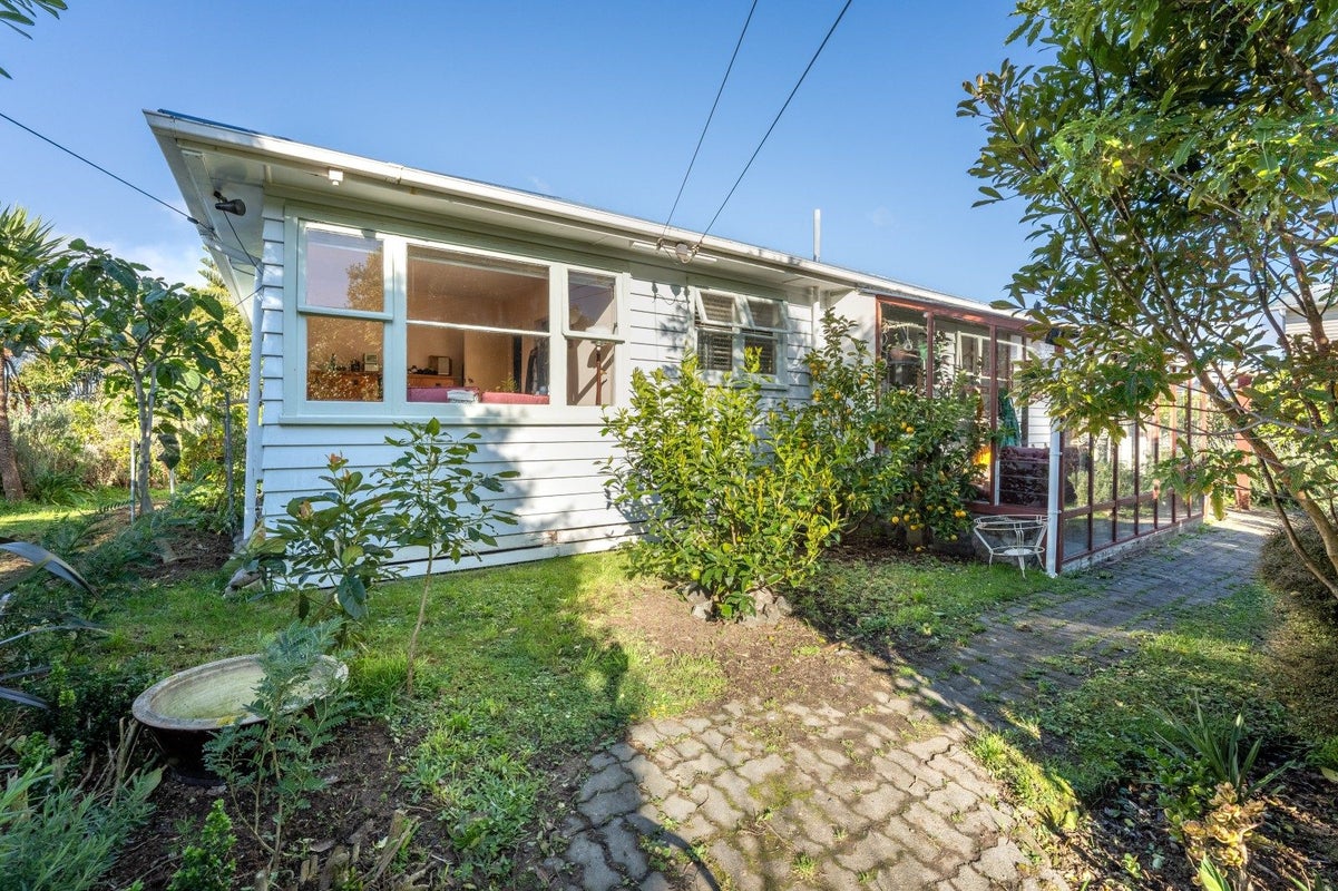 179 Park Road, Belmont, Lower Hutt - Carousel 1