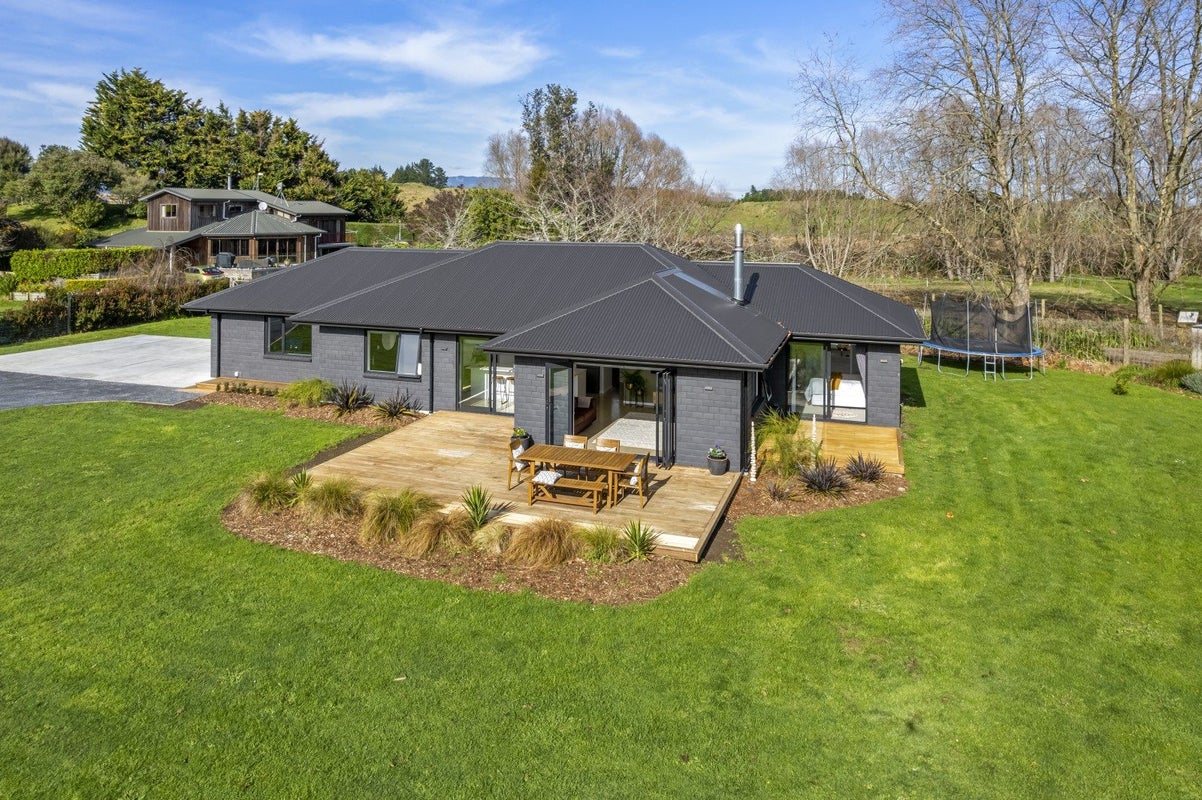 18 Grefor Lane, Waitarere, Levin - Carousel 1