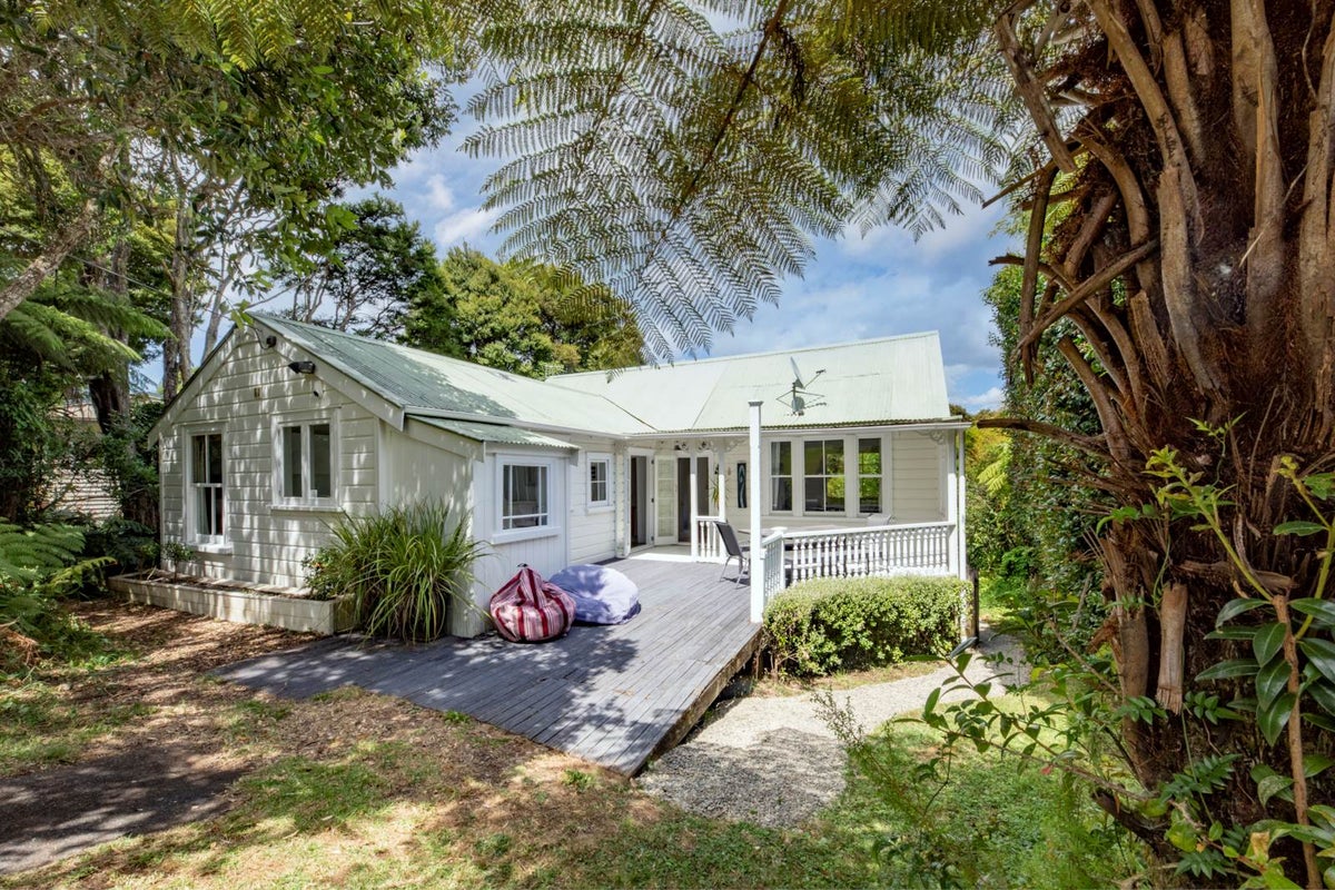 5 Victory Road, Laingholm, Auckland - Carousel 1