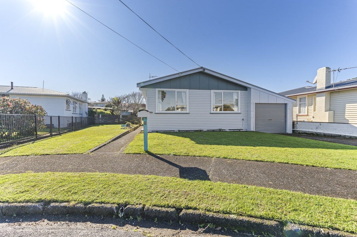 6 Buckland Place, Spotswood, New Plymouth - Carousel 1