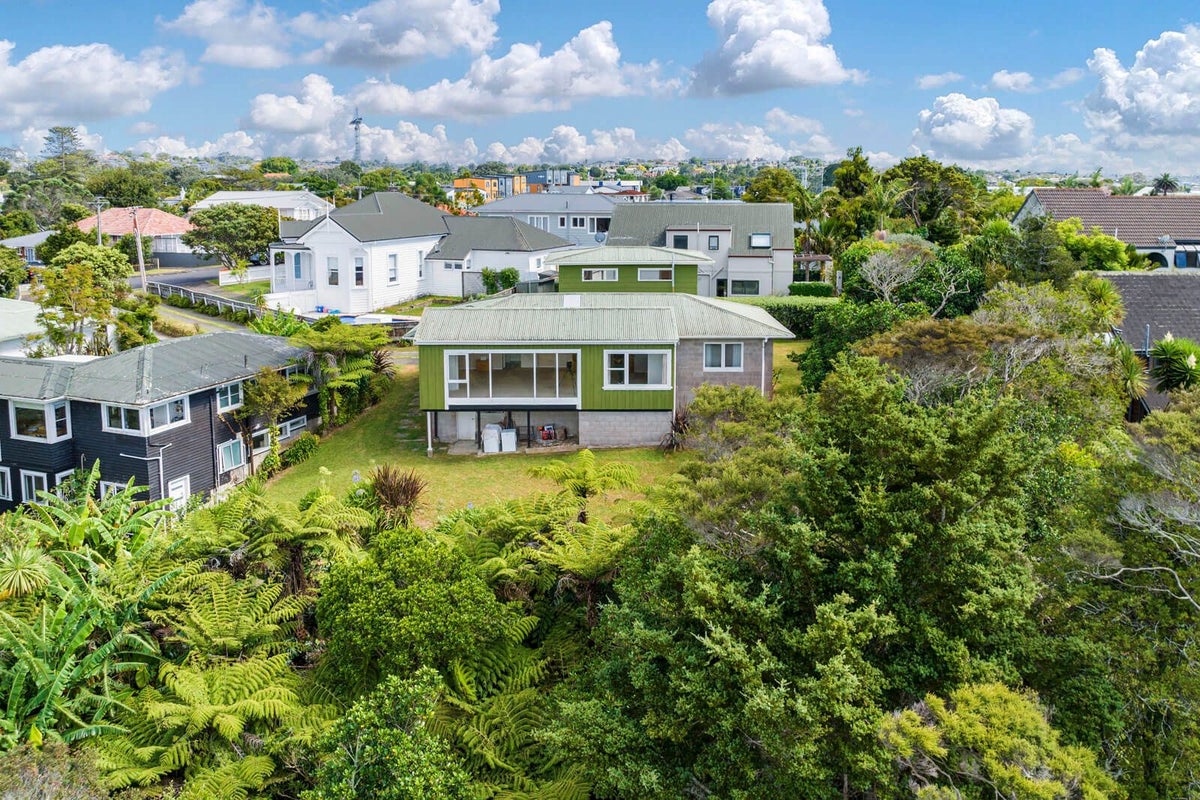 26 Fairfax Avenue, Northcote, Auckland - Carousel 1