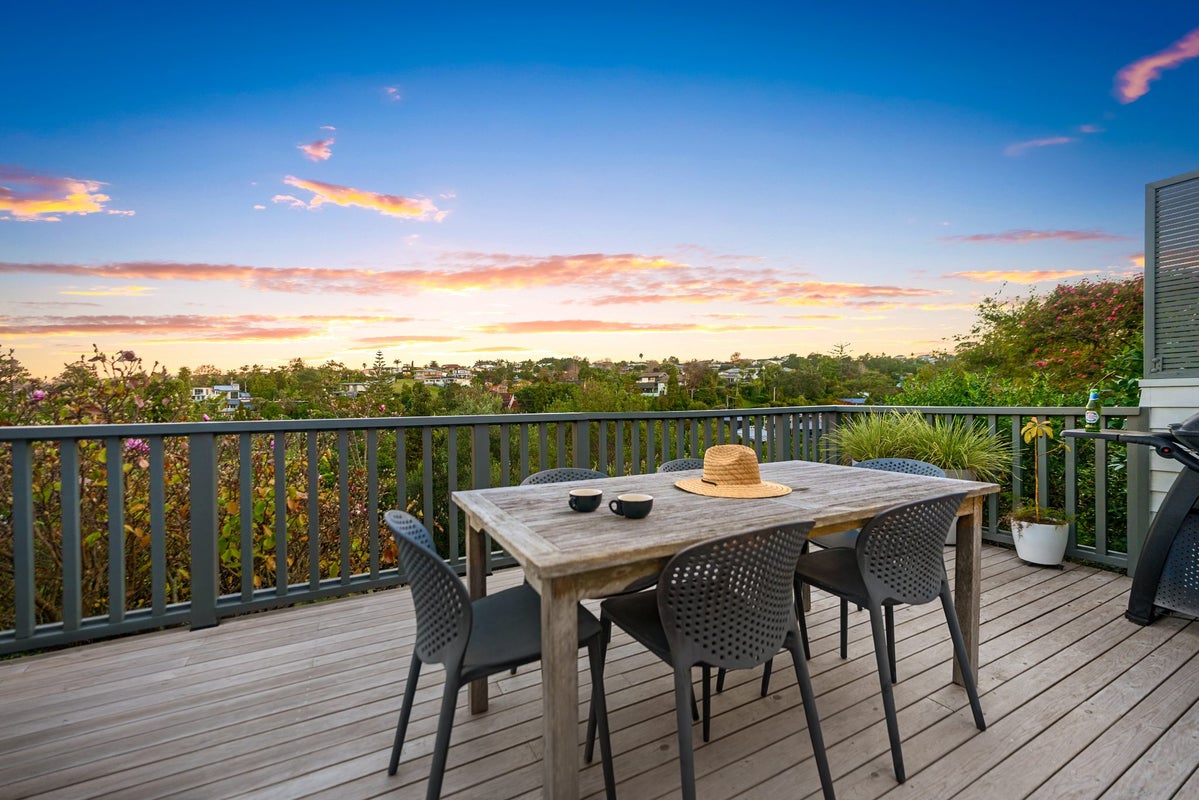40 Peter Terrace, Castor Bay, Auckland - Carousel 1