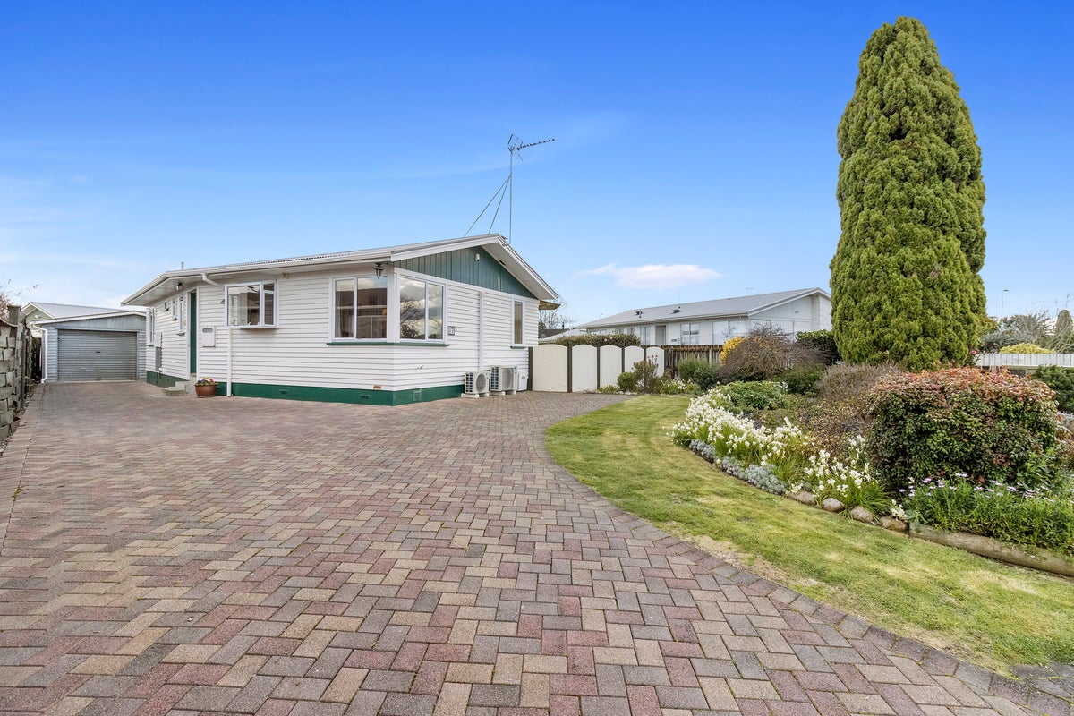 17 Deanwell Avenue, Deanwell, Hamilton - Carousel 2