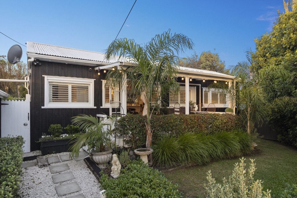 31 Alison Road, Surfdale, Waiheke Island - Carousel 1