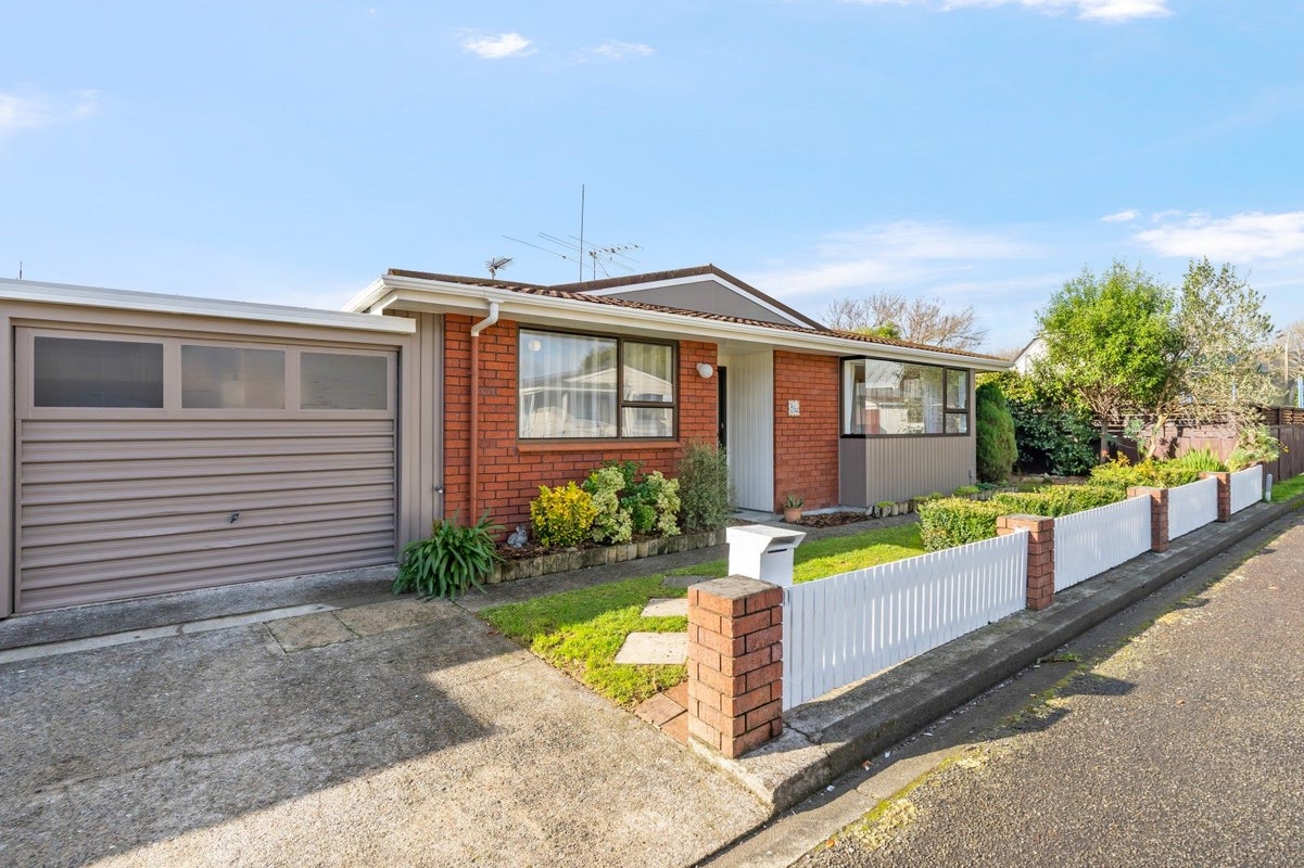 1/11 California Drive, Totara Park, Upper Hutt - Carousel 2