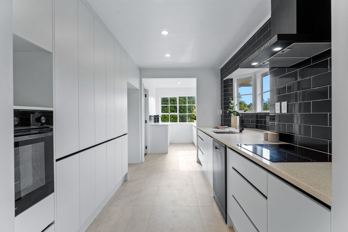 8 Odin Place, Beach Haven, Auckland - Carousel 2