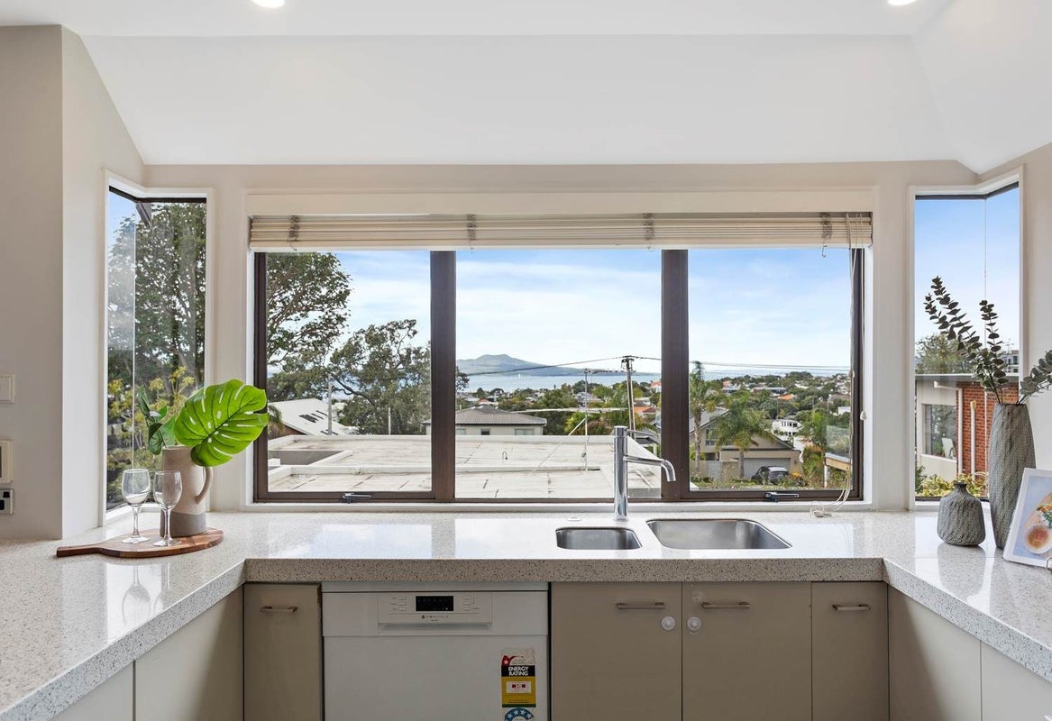 2/4 Prospect Terrace, Milford, Auckland - Carousel 2