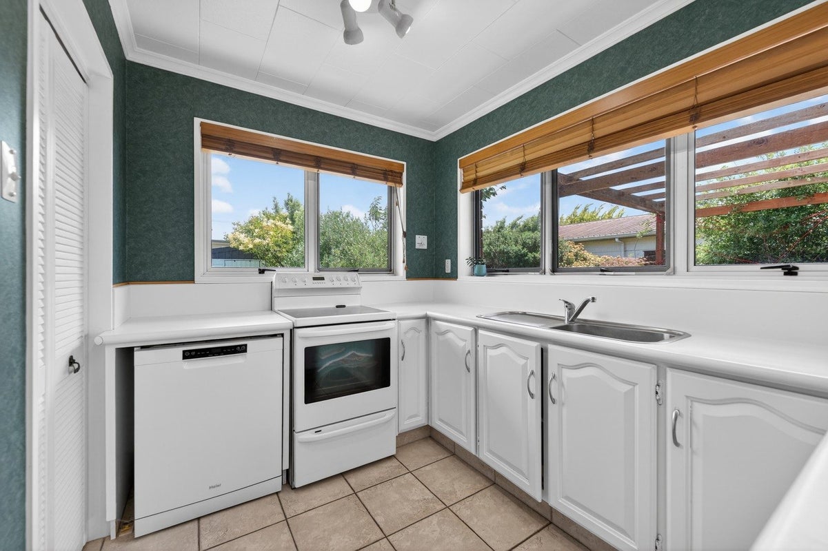 1 Colonial Place, Kelvin Grove, Palmerston North - Carousel 2