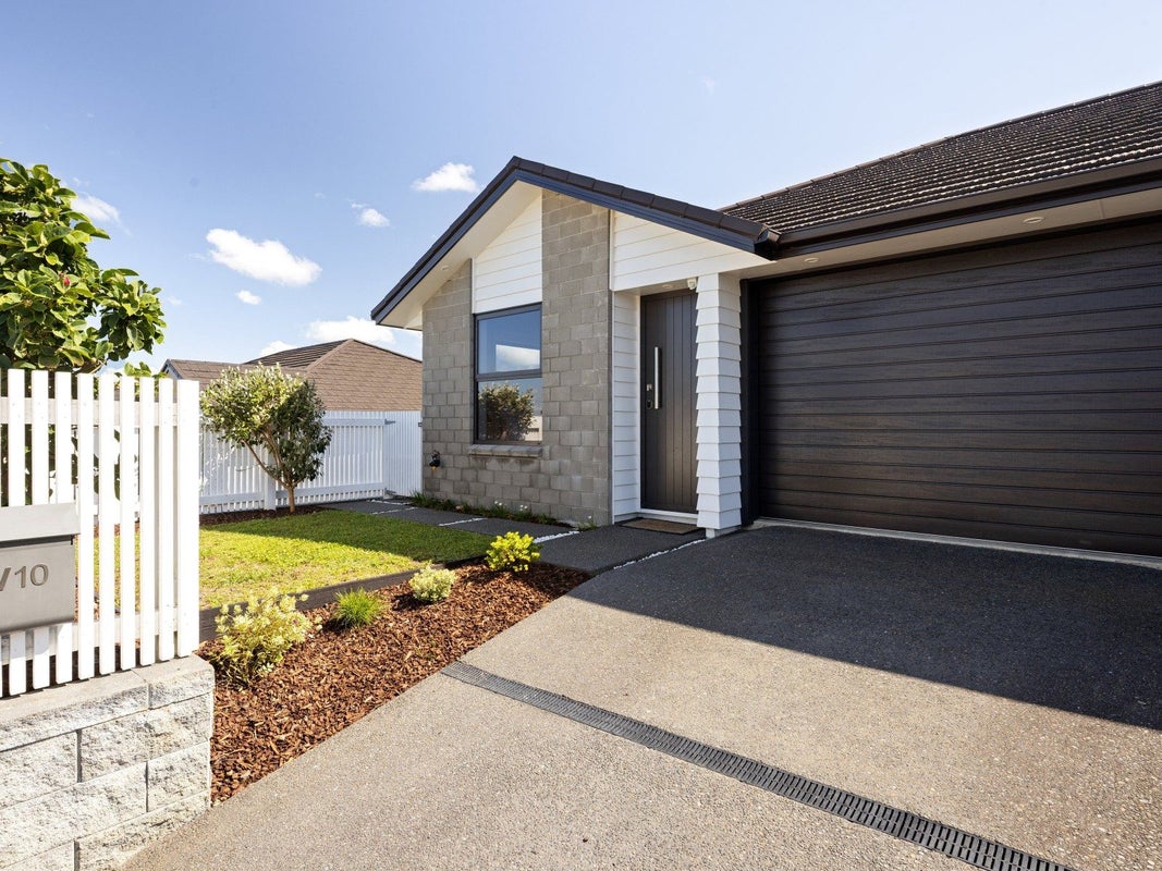 2/10 Maanihi Drive, Rototuna North, Hamilton - Carousel 1