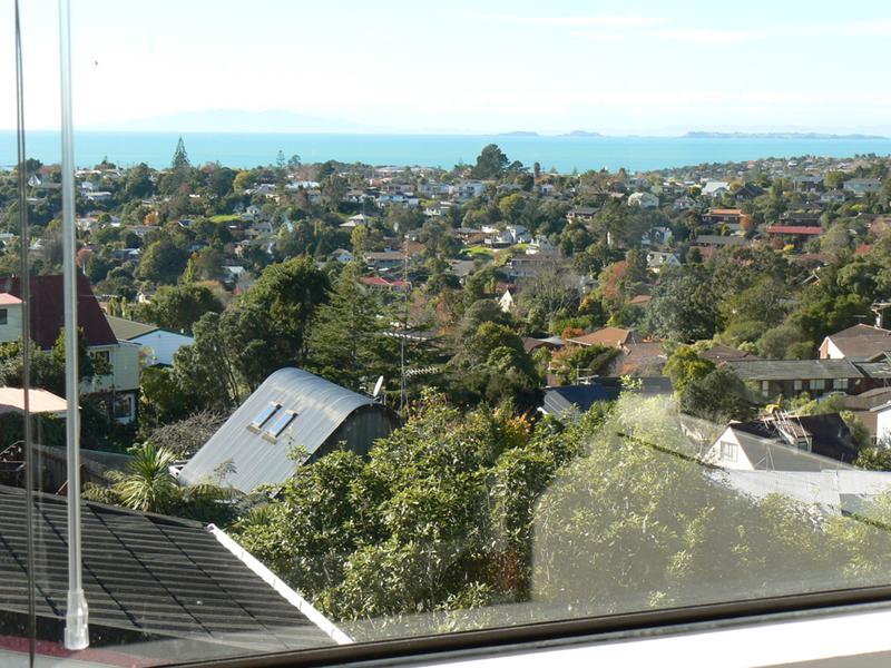 2/165 Oaktree Avenue, Browns Bay, Auckland - Carousel 1
