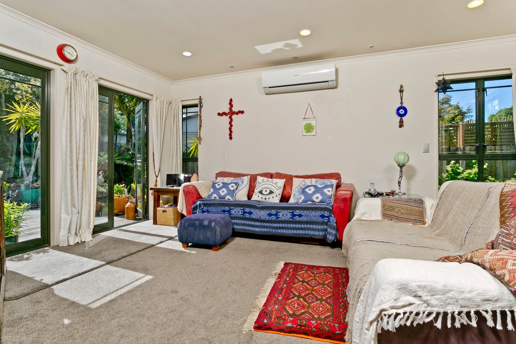 2 Hauraki Crescent, Pinehill, North Shore City - Carousel 2