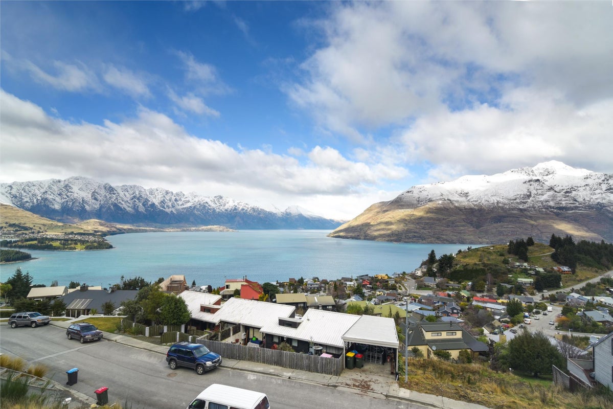 11 Caples Place, Fernhill, Queenstown - Carousel 30