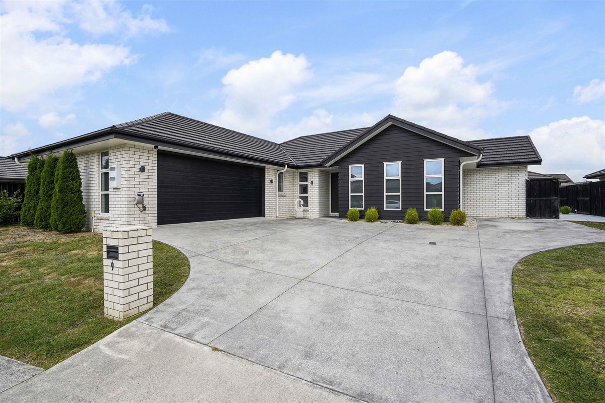 9 Trauzer Place, Flagstaff, Hamilton - Carousel 1