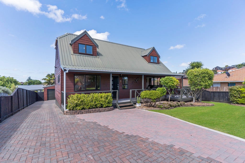 6 Channing Crescent, Botany Downs, Auckland - Carousel 1