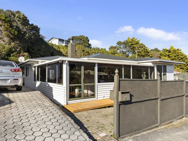 4 Barberry Grove, Maungaraki, Lower Hutt - Carousel 1