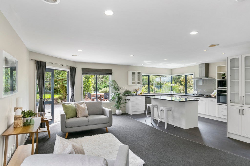 27 Padnell Crescent, Paparangi, Wellington - Carousel 2
