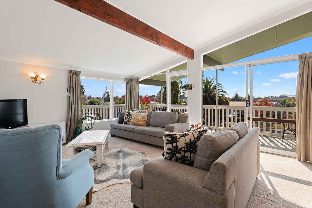 53 Resthill Crescent, Glenview, Hamilton - Carousel 1