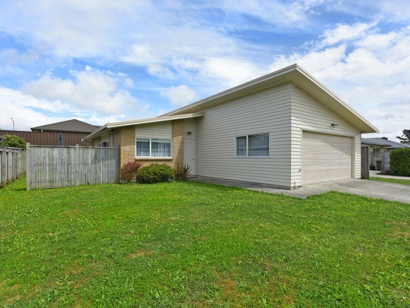 9 Sunstone Crescent, Brown Owl, Upper Hutt - Carousel 1