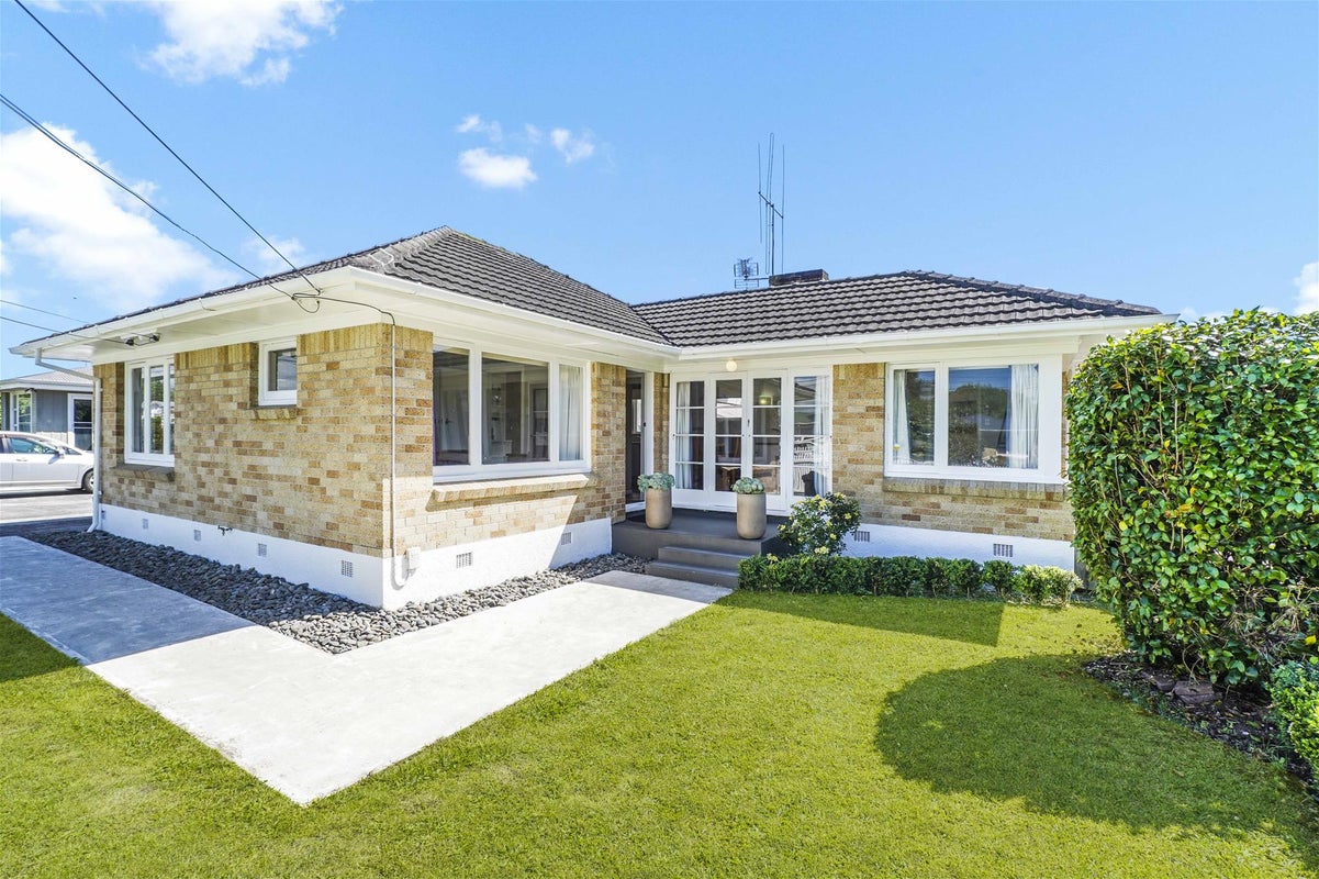 11 Fenwick Crescent, Hillcrest, Hamilton - Carousel 1