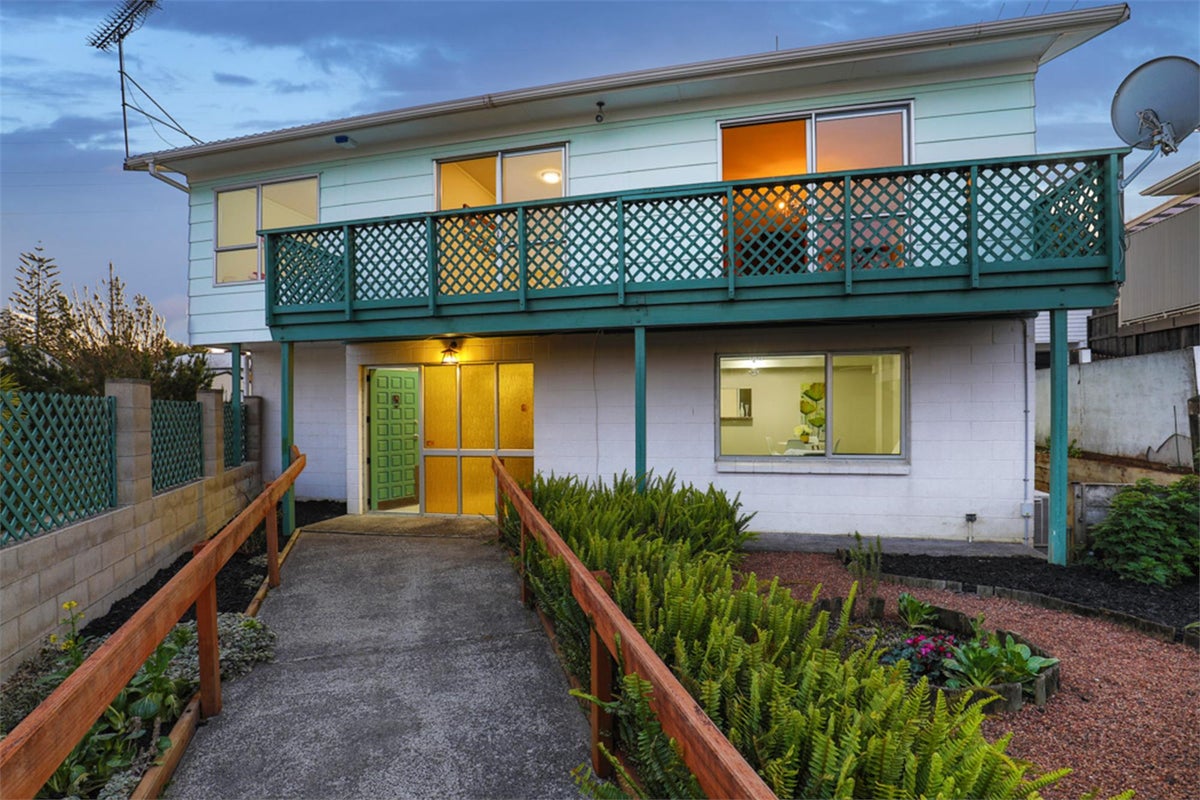 37 Vina Place, Massey, Auckland - Carousel 2