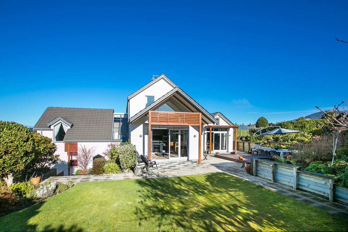 11 Holyport Close, Fairfield, Dunedin - Carousel 1