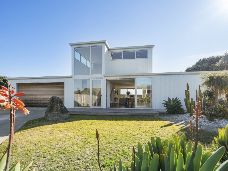 7 Olliver Grove, Waikanae Beach, Waikanae - Carousel 1