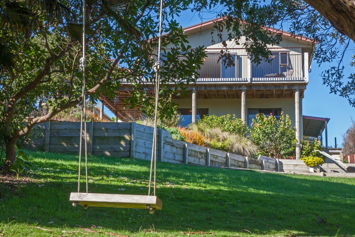 4 Huia Street, Oneroa, Waiheke Island - Carousel 1