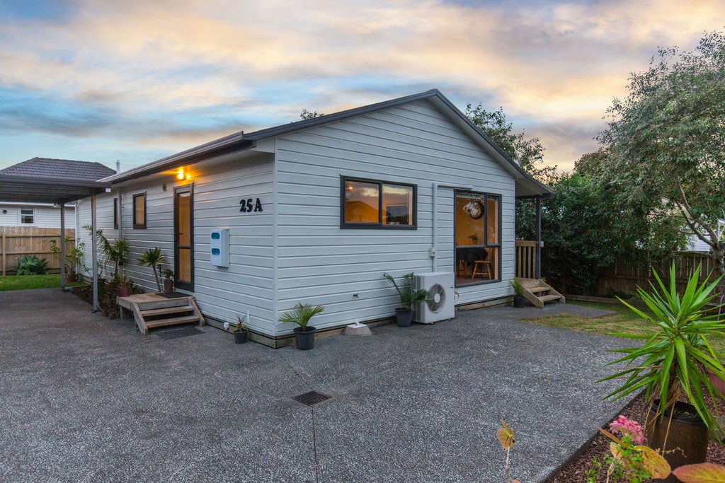 25A Dawnhaven Drive, Te Atatu Peninsula, Auckland - Carousel 2