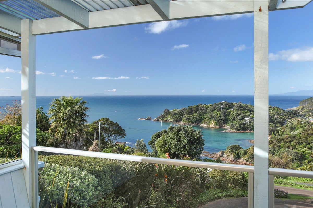 54 Queens Drive, Oneroa, Waiheke Island - Carousel 1