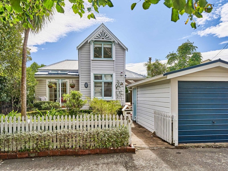 9 Mahoe Street, Eastbourne, Lower Hutt - Carousel 1