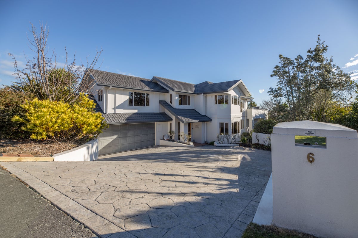 6 Somerton Rise, Westmorland, Christchurch - Carousel 1