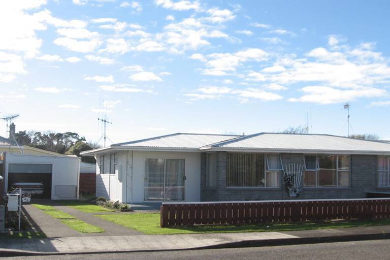 4 Knights Grove, Otaki, Otaki - Carousel 1