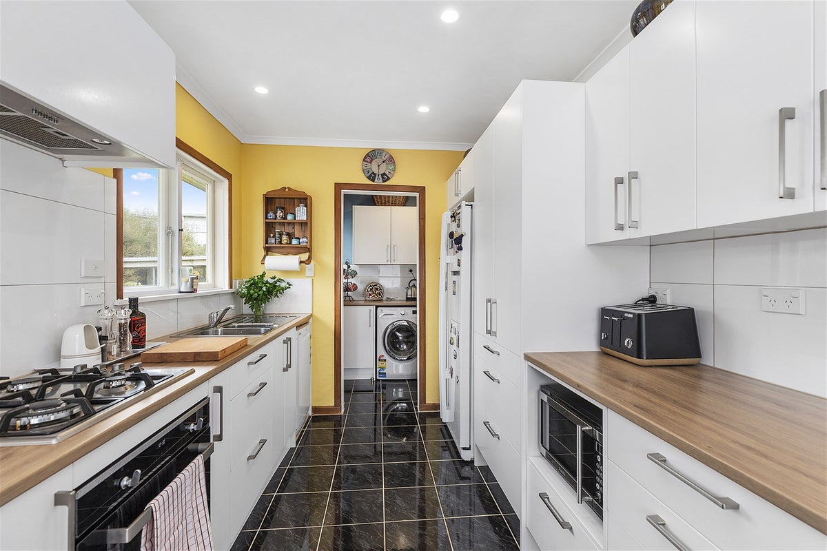 12 Findlay Street, Tawa, Wellington - Carousel 23