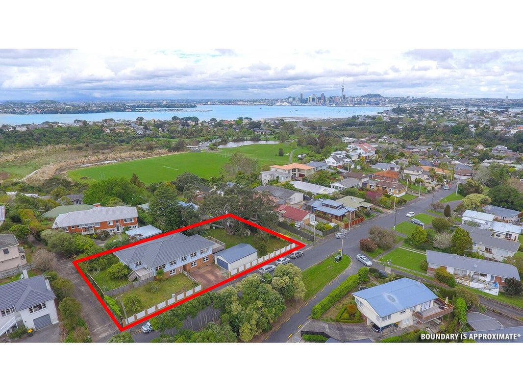 24 Howard Road, Northcote, Auckland - Carousel 1