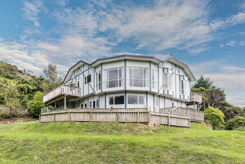 11 Furneaux Grove, Whitby, Porirua - Carousel 2