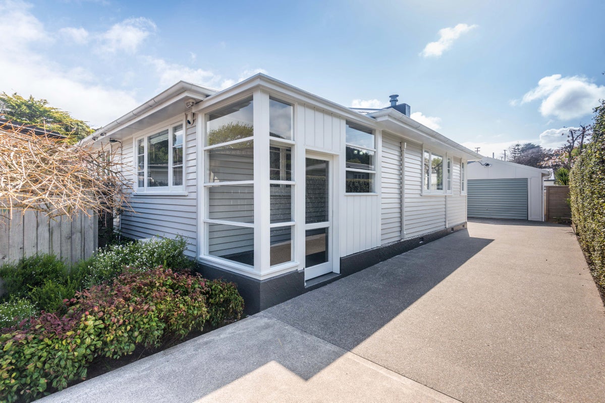 27 Collins Avenue, Tawa, Wellington - Carousel 1